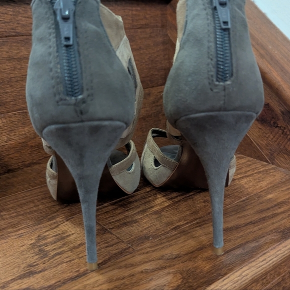 Steven by Steve Madden Suede heels with illusion cut outs. Gray taupe & tan Sz 8 - Picture 3 of 8
